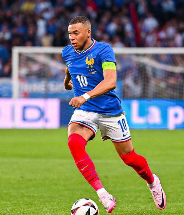 开云体育官网-姆巴佩在G2比赛中战术调整，重要助攻引发热议！-开云体育官网