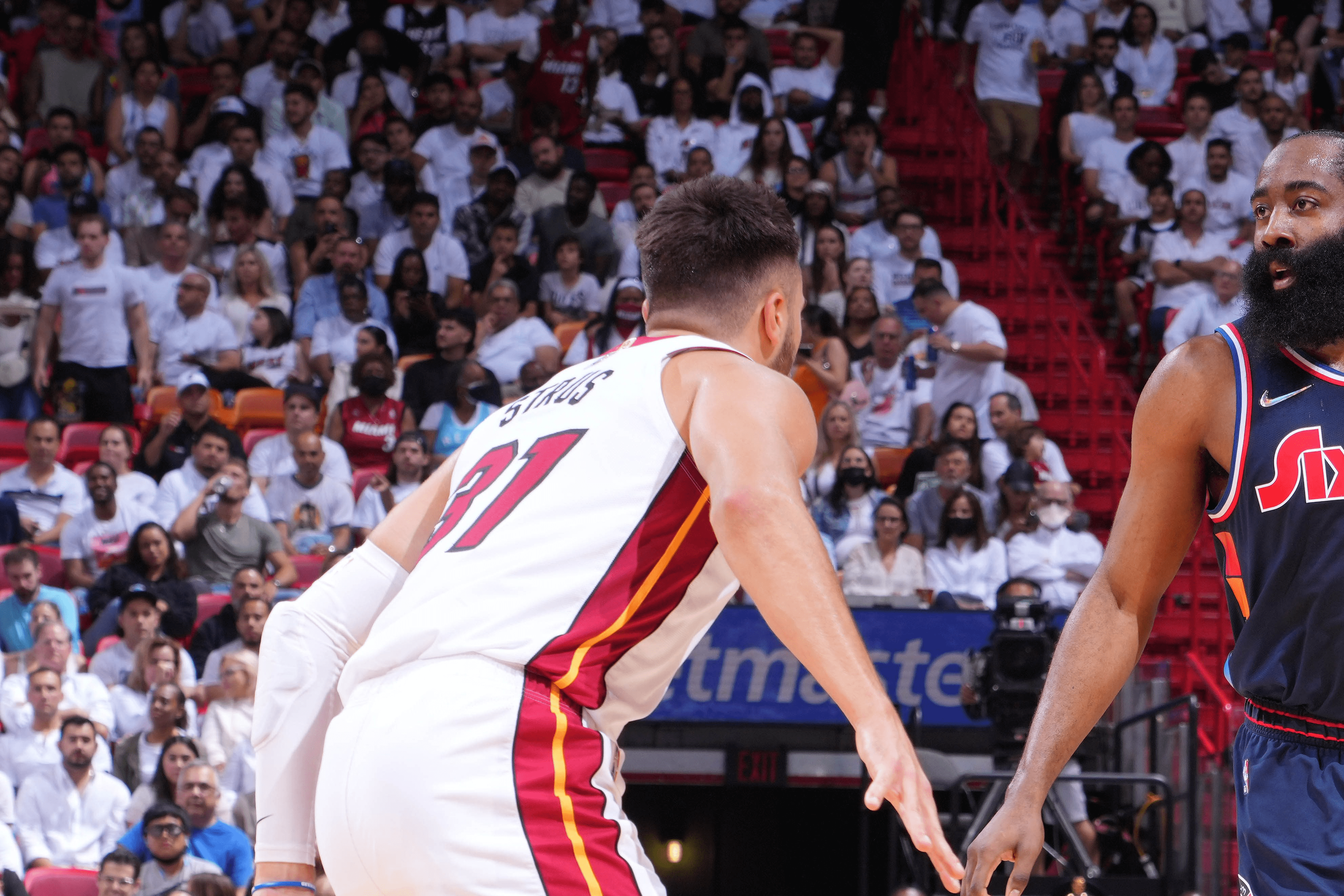 开云-战术调整首场状态出色，G2观众沸腾！，阿扎伦卡重返赛场热度持续攀升-开云