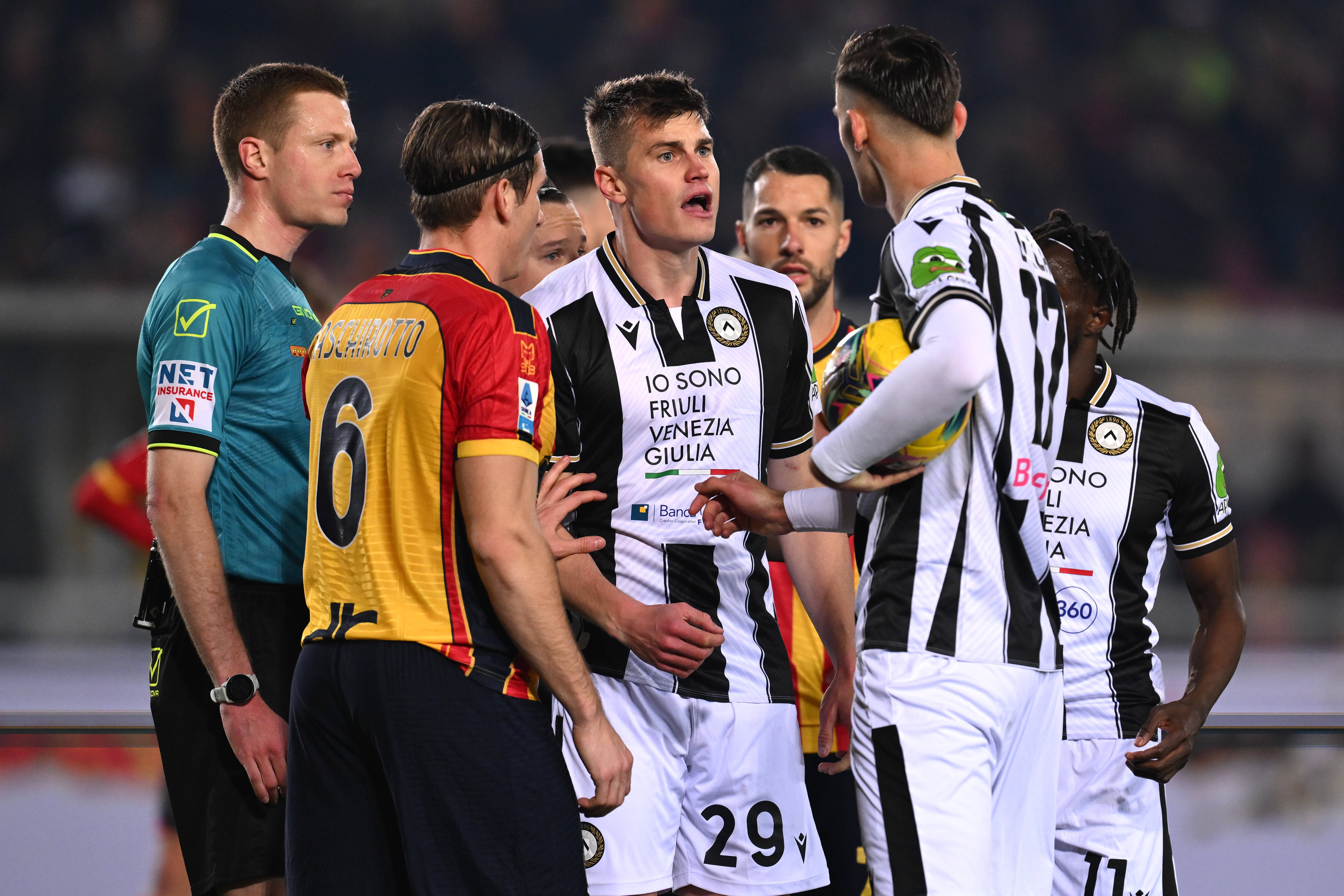 kaiyun-窗口期意甲焦点战,瓦伦西亚豪取连胜,赛场秩序良好,身体对抗强度拉满-kaiyun